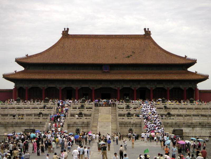Dense summer visitor flow near a major Forbidden City hall