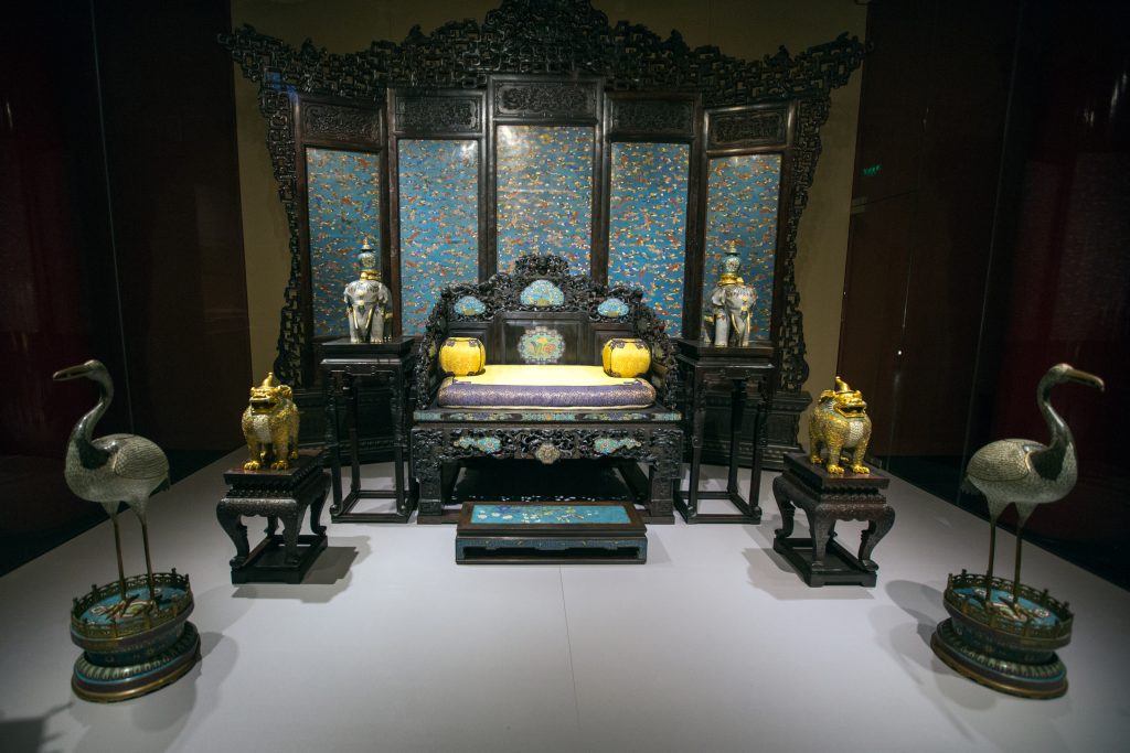 Throne area arrangement inside a Forbidden City palace hall