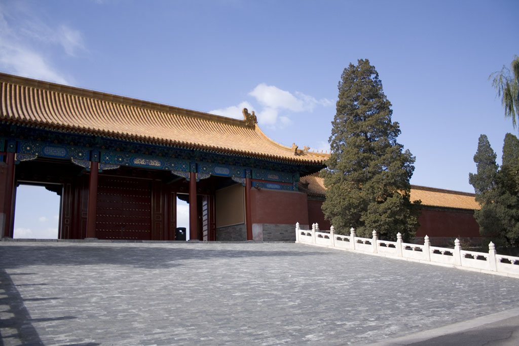 A Forbidden City courtyard scene useful for spring route planning.
