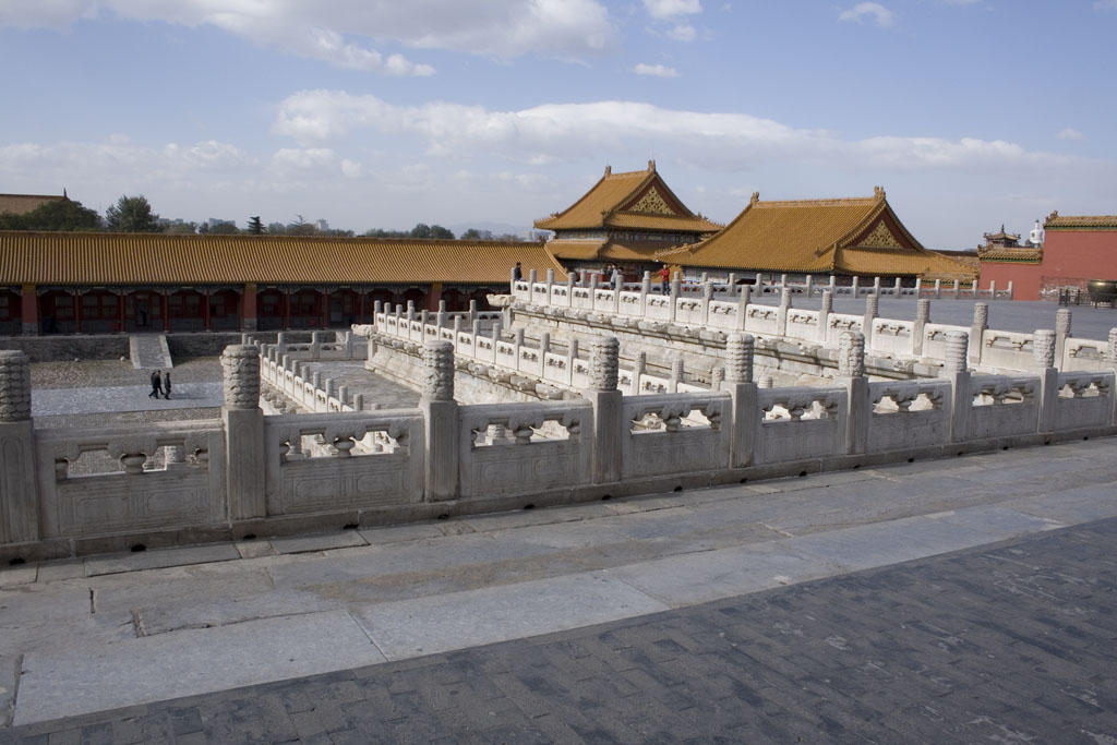 A Forbidden City route scene showing palace buildings and visitor pacing.