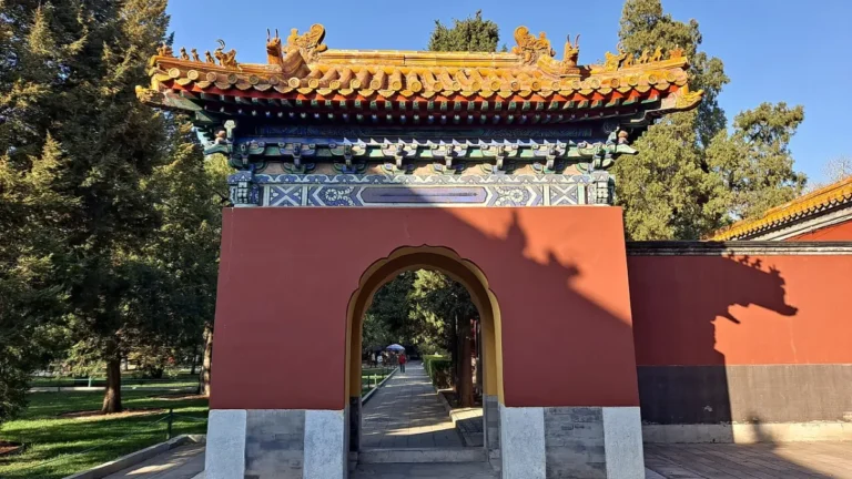 Decorative garden doorway in Zhongshan Park